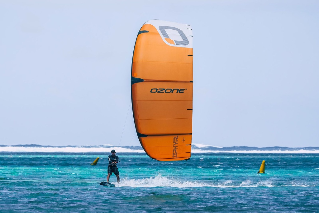 Ozone Kite Zephyr V8 Ultra-X Action 2