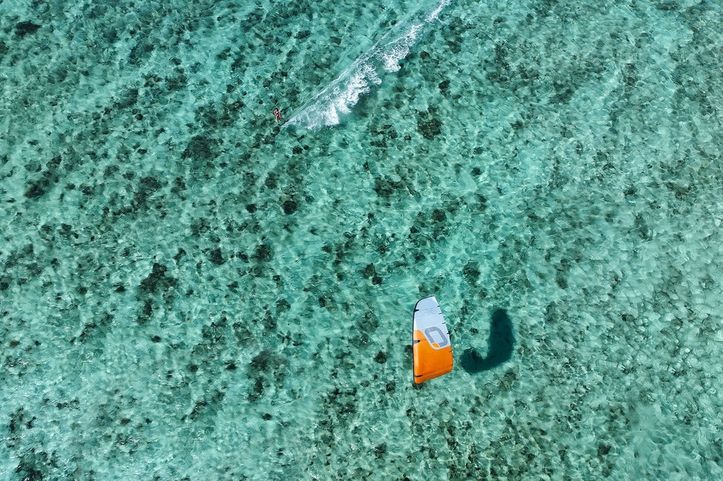 Ozone Kite Zephyr V8 Ultra-X Action 3